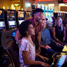 Dealer casino langsung melayani pemain secara real time